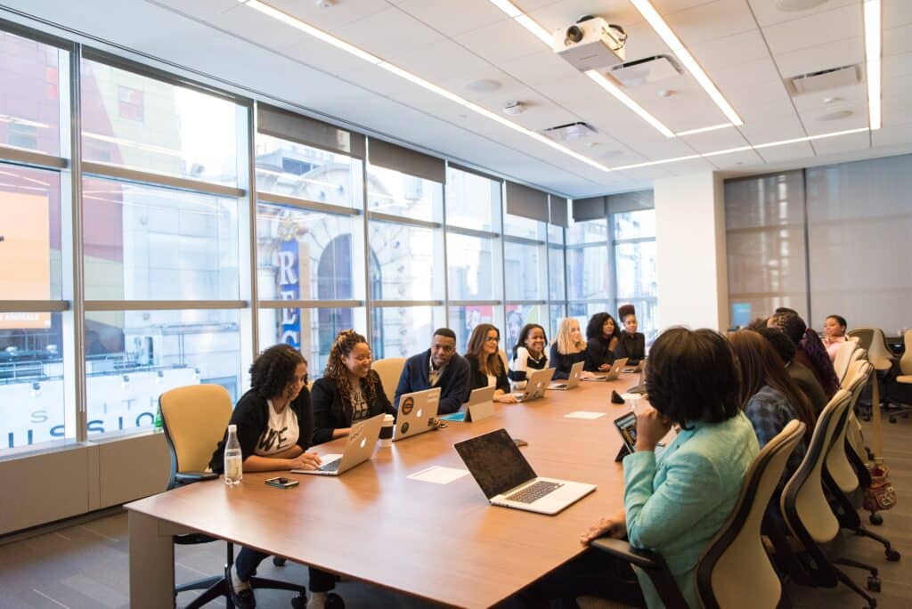 Mesa de reuniões com colaboradores